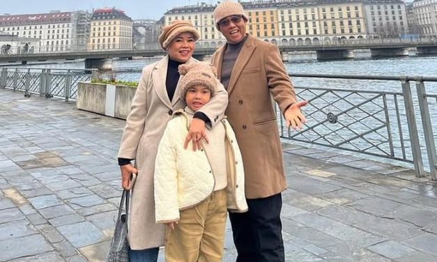 Gala Sky Pimpin Doa Saat Ziarah Ke Makam Vanessa Angel-Bibi