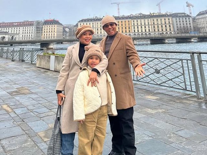 Gala Sky Pimpin Doa Saat Ziarah Ke Makam Vanessa Angel-Bibi