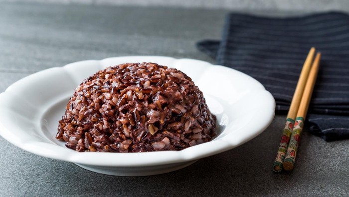 Nasi Merah Lebih Diet-Friendly Ketimbang Nasi Putih, Benarkah? Ini Faktanya