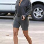 Kim Kardashian: Gaya Urban Yang Bold Dengan Legging Pendek