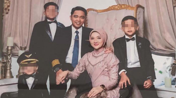 Momen Haru: Anak Adzan Di Pemakaman Capt Marindra Wibowo
