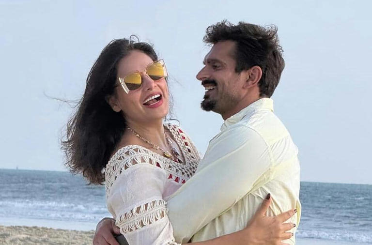 Anniversary Spesial: Bipasha Basu & Suami Tampil Mesra Di Goa