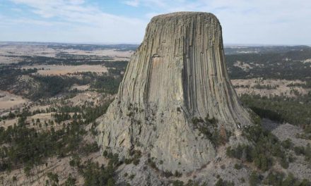 Mengungkap Rahasia Devils Tower, Menara Batu Ikonik Yang Viral