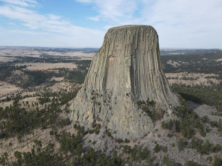 Mengungkap Rahasia Devils Tower, Menara Batu Ikonik Yang Viral