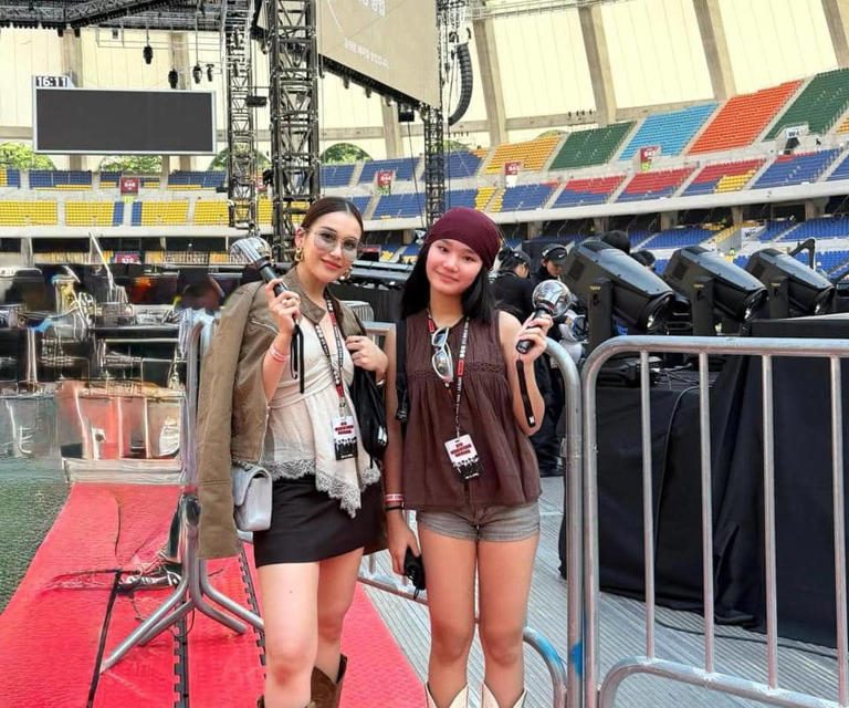 Gemes Banget! Ayu Ting Ting Dan Bilqis Larut Dalam Konser BTS