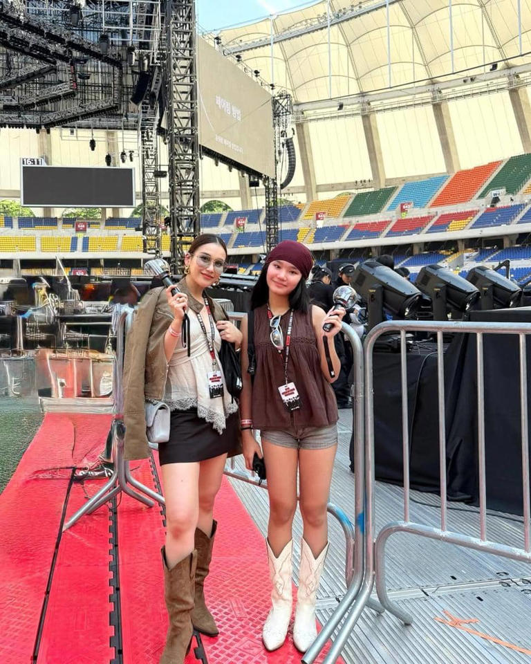 Gemes Banget! Ayu Ting Ting Dan Bilqis Larut Dalam Konser BTS