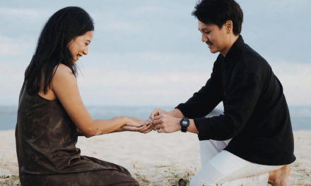 Agnes Naomi Menangis Bahagia, Lamaran Romantis Di Pantai