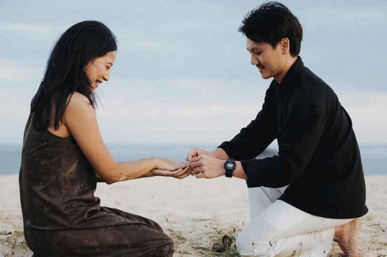 Agnes Naomi Menangis Bahagia, Lamaran Romantis Di Pantai