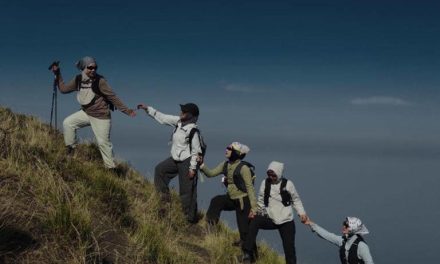 Potret Seru Dara Arafah & Anisa Rahma Daki Gunung Merbabu