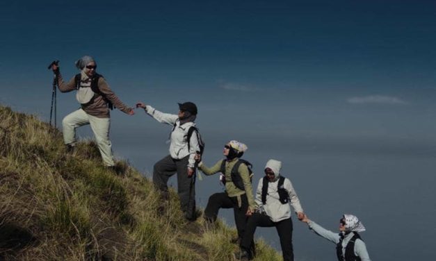 Potret Seru Dara Arafah & Anisa Rahma Daki Gunung Merbabu