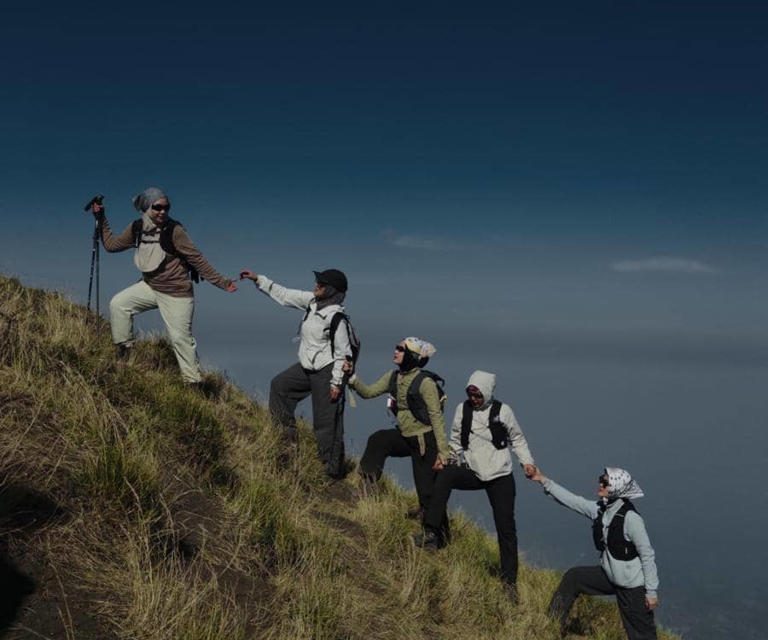 Potret Seru Dara Arafah & Anisa Rahma Daki Gunung Merbabu