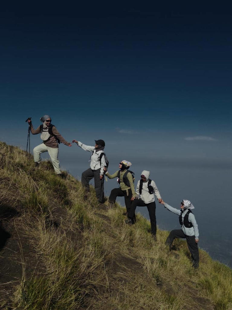 Potret Seru Dara Arafah & Anisa Rahma Daki Gunung Merbabu