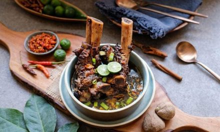 Bukan Iga Biasa! Konro Makassar, Kuah Hitam Kaya Rempah