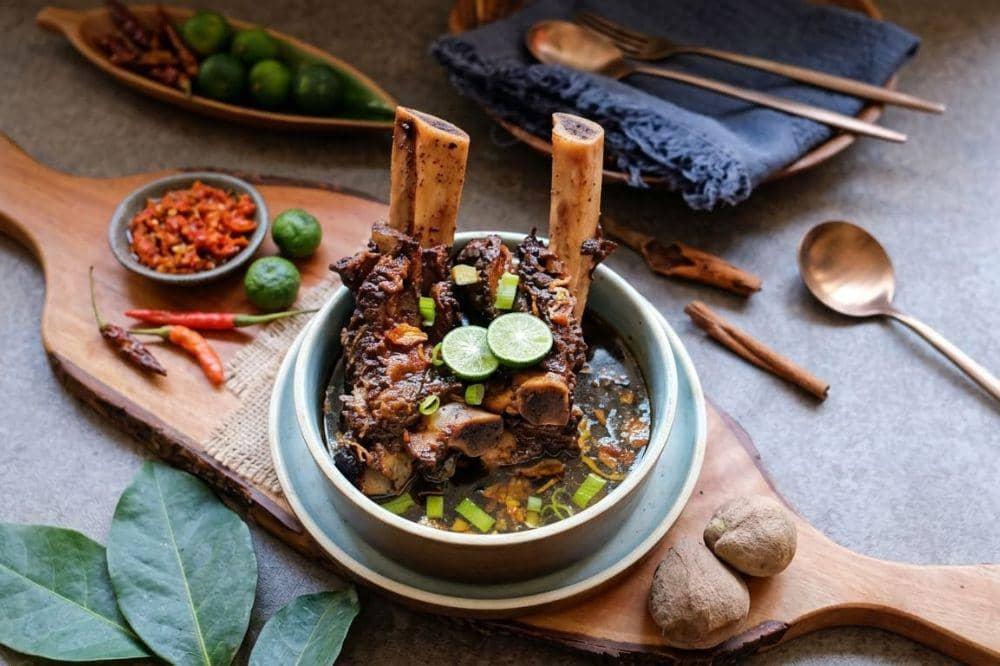 Bukan Iga Biasa! Konro Makassar, Kuah Hitam Kaya Rempah