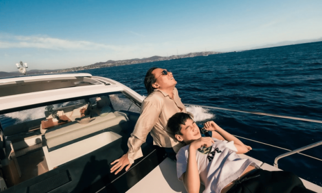 Makin Akrab! Rafathar Dan Keanu Seru-Seruan Menikmati Laut