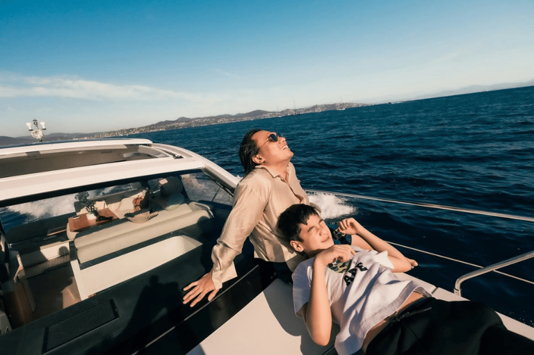Makin Akrab! Rafathar Dan Keanu Seru-Seruan Menikmati Laut